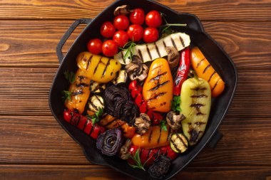 Tencere mangalında renkli ızgara sebzeler. Üst görünüm