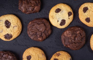 Bir grup ev yapımı Amerikan çikolatalı kurabiye. Üst görünüm