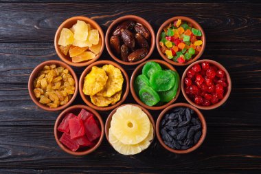 Bir grup kurutulmuş ve şekerli meyve kasesinde. Üst görünüm