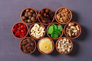 Kurutulmuş meyve ve fındık karışımı. Üst görünüm