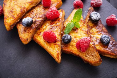 Böğürtlenli Fransız tostu. Tatlı yemek geçmişi. Kahvaltı.