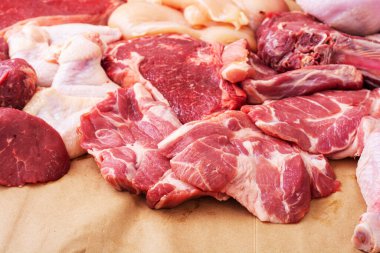 Çiğ tavuk, sığır eti ve domuz eti çeşitleri. Arkaplan