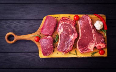 Gemide çiğ mermer biftek (Kara Angus) var. Üst görünüm