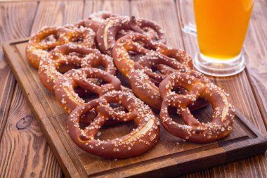 Kraker - geleneksel Bavyera atıştırmalığı, bira festivaline - Ekim Festivali