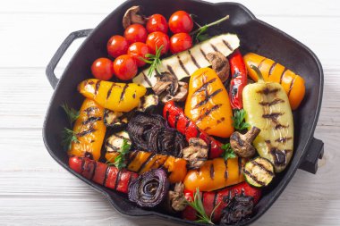 Tencere mangalında renkli ızgara sebzeler. Üst görünüm