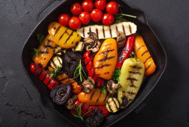 Tencere mangalında renkli ızgara sebzeler. Üst görünüm