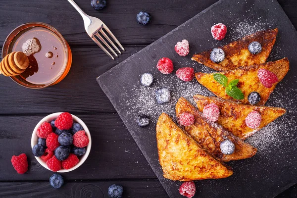 法式吐司加浆果和蜂蜜甜食背景 早餐顶级视图 — 图库照片
