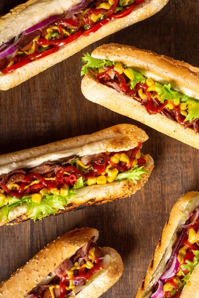 Hot Doga Tradycyjne Amerykańskie Fast Foody Widok Góry Drewniane Tło — Zdjęcie stockowe