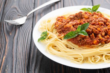 Geleneksel İtalyan makarna bolonezi. Ahşap arkaplanda ön görünüm