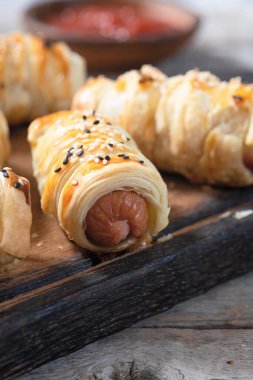 Hamur köfteli ev yapımı sosis tabakta. Sosisli. 