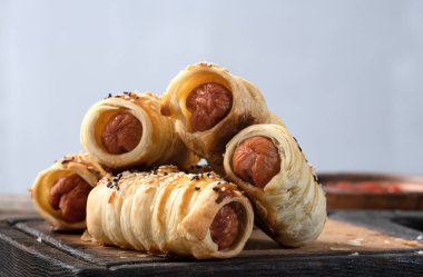 Hamur köfteli ev yapımı sosis tabakta. Sosisli. 