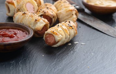 Hamur köfteli ev yapımı sosis tabakta. Sosisli.