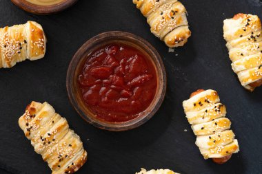 Hamur köfteli ev yapımı sosis tabakta. Hot dog Üst Görünümü