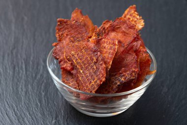 Kurutulmuş et karışımı. Tavuk, sığır eti ve domuz eti. Bira atıştırmalıkları.