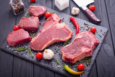 Gemide çiğ mermer biftek (Kara Angus) var. Üst görünüm