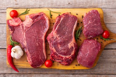 Gemide çiğ mermer biftek (Kara Angus) var. Üst görünüm