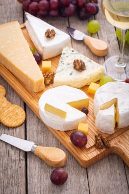 Tahtadaki farklı bir peynir çeşidi. Üst görünüm
