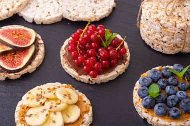 Lezzetli soslu protein tostu: incir, muz, yabanmersini, kırmızı frenk üzümü. Süper yemek.