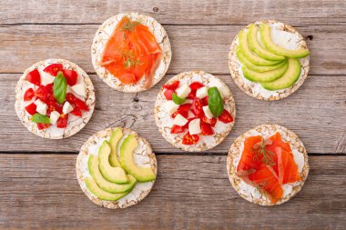 Lezzetli soslu protein tostu: avokado, somon, sebze, domates, ot ve peynir.