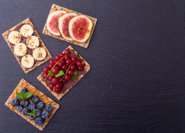 Lezzetli soslu protein tostu: incir, muz, yabanmersini, kırmızı frenk üzümü. Süper yemek.