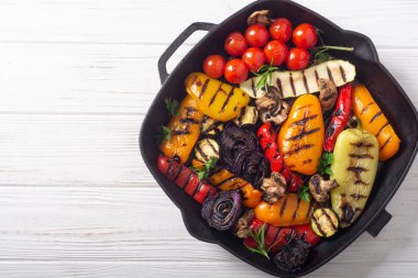 Tencere mangalında renkli ızgara sebzeler. Üst görünüm