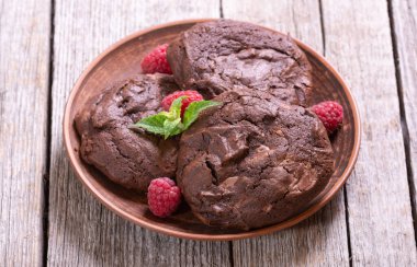 Bir grup ev yapımı Amerikan çikolatalı kurabiye. Üst görünüm