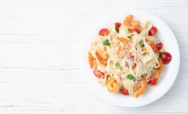 Karides, parmesan ve domatesli İtalyan makarnası. Kremalı soslu fettuccine.