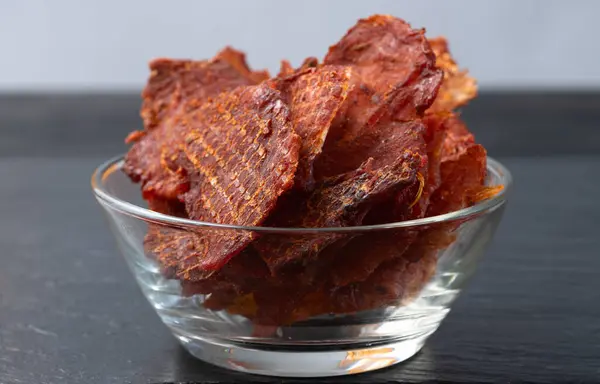 Mischung Aus Getrocknetem Fleisch Jerky Von Huhn Rind Und Schwein — Stockfoto