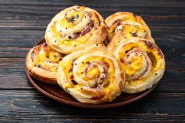 Ev yapımı puf böreği Pinweel (rulo) Mini pizza üst görünümü