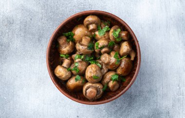 Soğan ve maydanozlu kızarmış mantar şampiyonu. Üst görünüm