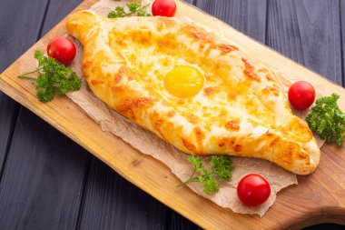 Geleneksel Kafkas yemekleri. Yumurtalı ev yapımı Adjarian Khachapuri.