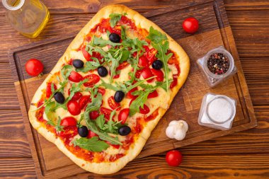 Geleneksel İtalyan pizzası, sebzeli domates, kiraz, zeytin ve roka. Pinsa Romana