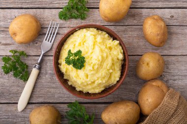 Maydanozlu patates püresi. Ahşap arka planda sağlıklı yiyecekler
