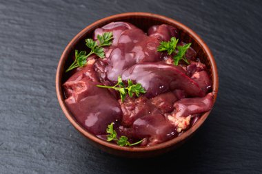 Çiğ tavuk, ciğer, et arka planı. Üst görünüm 