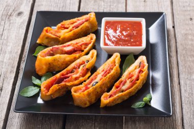 İtalyan yemeği peynirli, salamlı, zeytinli ve domatesli pizza. 