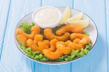 Soslu ve limonlu karides. Kırsal alanda fast food