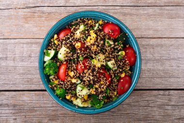 Kinoa brokoli, salatalık, domates ve mısırlı taze sebze salatası.