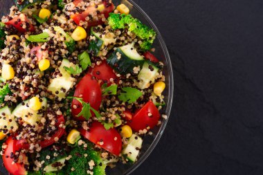 Kinoa brokoli, salatalık, domates ve mısırlı taze sebze salatası.