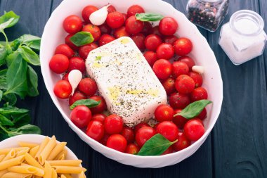 Sağlıklı vejetaryen İtalyan peynirli makarna pişirmeye hazır. Üst görünüm