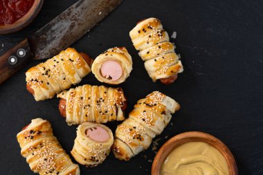 Hamur köfteli ev yapımı sosis tabakta. Hot dog Üst Görünümü