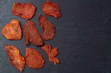 Kurutulmuş et karışımı. Tavuk, sığır eti ve domuz eti. Bira atıştırmalıkları.