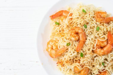 Karides ve soğanlı erişte. Asya yemekleri