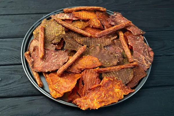 Mischung Aus Getrocknetem Fleisch Jerky Von Huhn Rind Und Schwein — Stockfoto