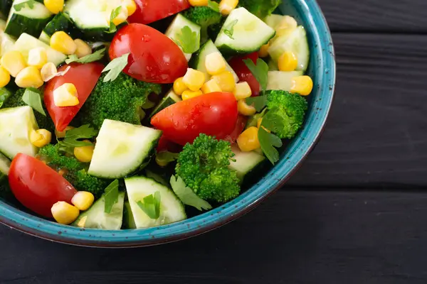 Färsk Grönsakssallad Med Broccoli Gurka Tomater Och Majs Stockbild