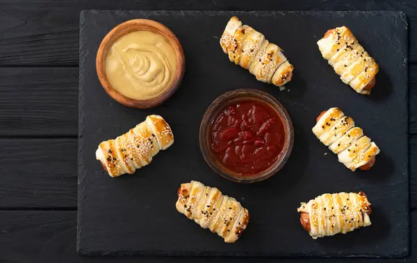 Σπιτικό Λουκάνικο Ρολό Ζύμης Στο Πιάτο Hot Dog Κάτοψη Εικόνα Αρχείου
