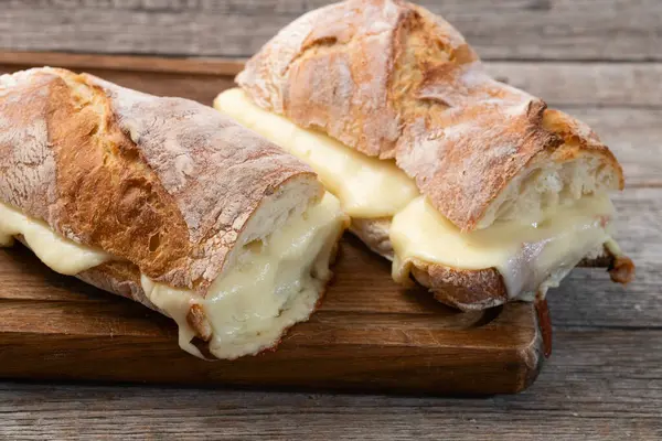 Toast Mit Geschmolzenem Käse Und Brot Ciabatta lizenzfreie Stockfotos
