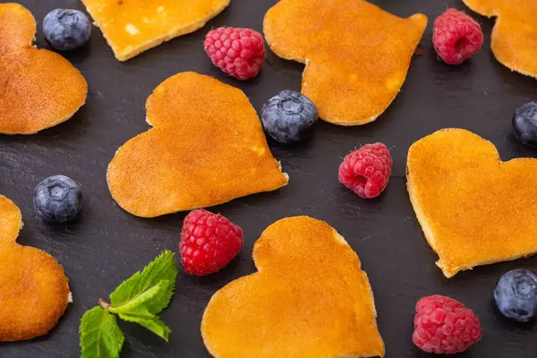 Mini Pfannkuchenherzen Mit Beeren Leckeres Frühstück Lebensmittel Hintergrund Valentinstag Stockbild
