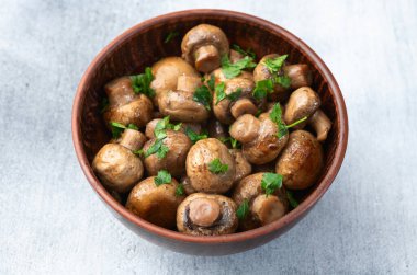 Soğan ve maydanozlu kızarmış mantar şampiyonu. Üst görünüm