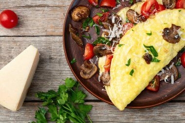 Mantar, domates ve maydanozla doldurulmuş omlet. Üst görünüm