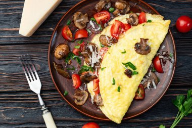 Mantar, domates ve maydanozla doldurulmuş omlet. Üst görünüm